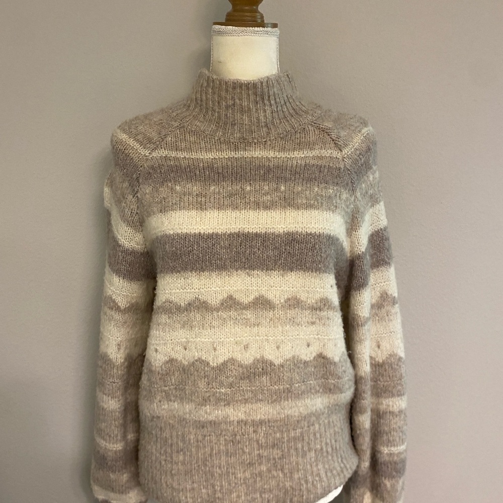 Abercrombie and Fitch Neutral Sweater Size M